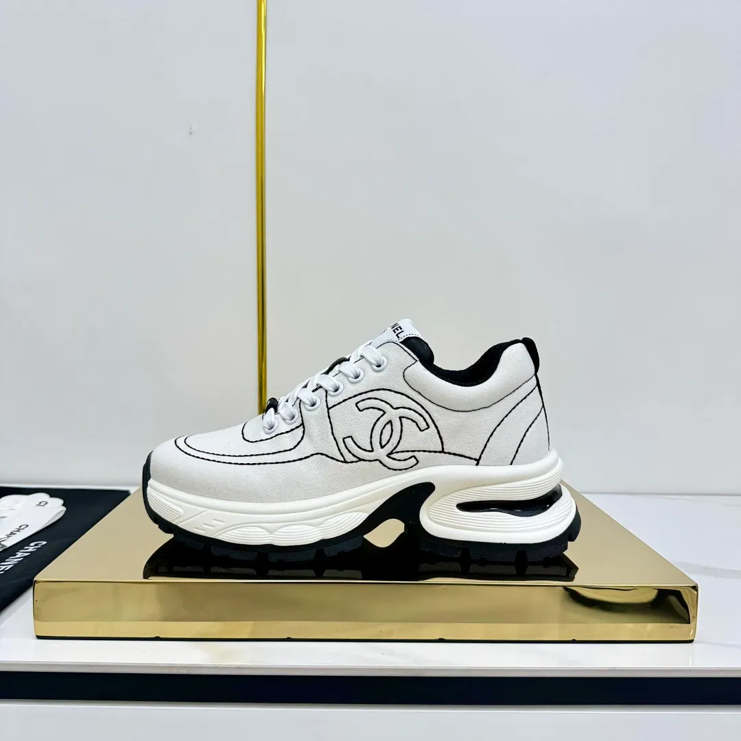👟👟Ex-factory price 680👟👟 Upgraded version, upgraded version, upgraded version! No rebuttal accepted! ! ! ! Chanel Chanel panda shoes! 2025 counter's top casual sports shoes. This classic design; the upper is electro-embroidered with a variety of techniques; the outsole is fashionable and sporty; the unusual inclusion of a variety of color matching elements... The diversified mix and match is very good-looking and versatile, and can be used for leisure, fashion, sports, and outdoor... ꫛꫀꪝ Go➫ Materials: ❶Upper made of: original imported first-layer silk cowhide + original waterproof cloth + original first-layer cowhide ❷Inner lining: Original Yangli+Net ❸Outsole based on: Original TPU combination outsole Counter boutique packaging complete set for women 35–41 👉 👉 👉 👉